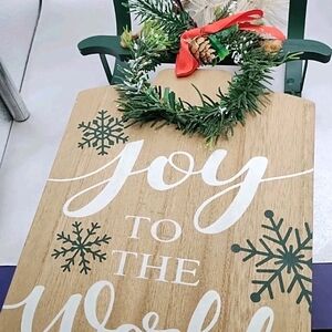 Holiday "Joy to the World" Wooden Sign with Green Wreath